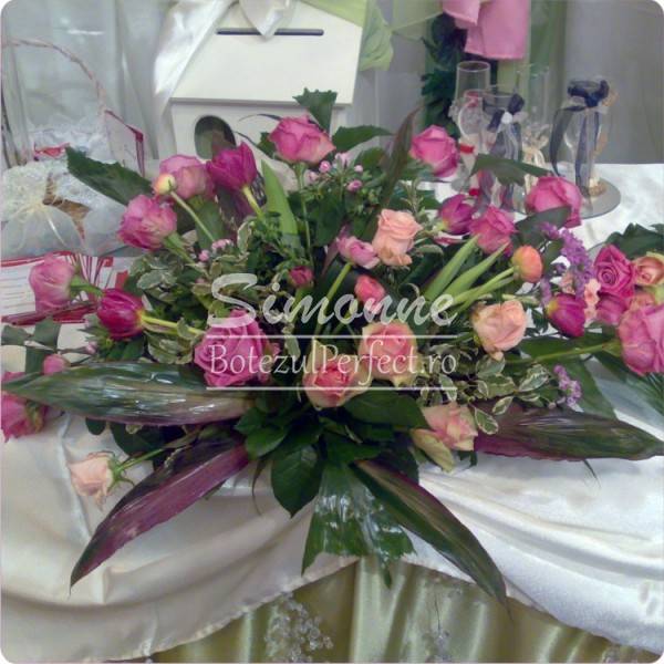Aranjament floral roz lila